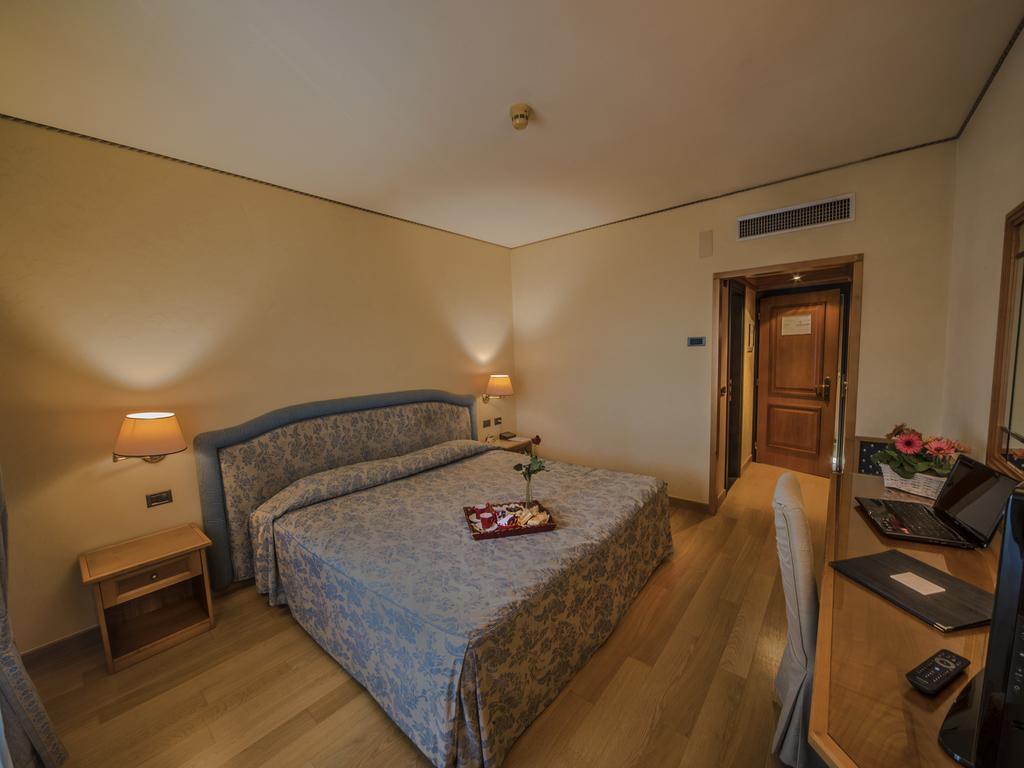 Hotel Valdarno Монтеварки Экстерьер фото
