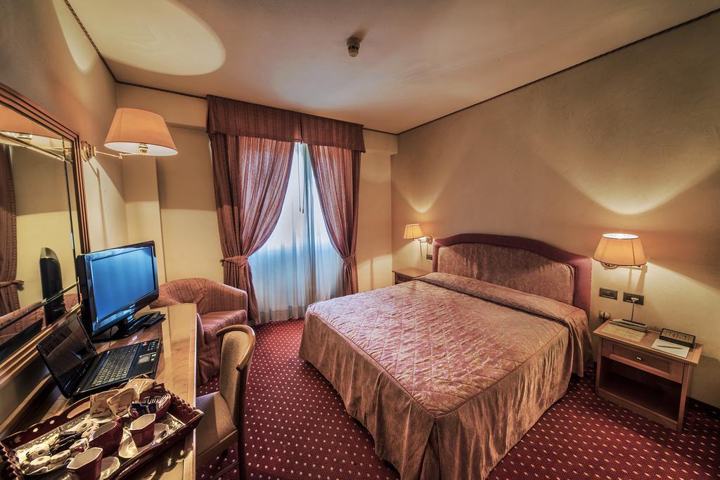 Hotel Valdarno Монтеварки Экстерьер фото