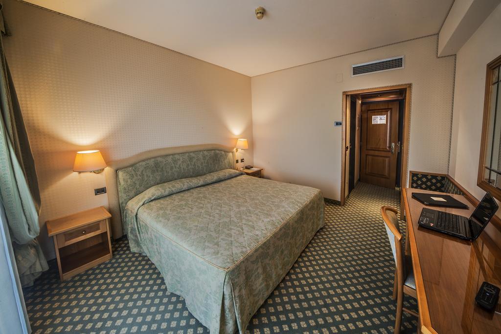Hotel Valdarno Монтеварки Экстерьер фото